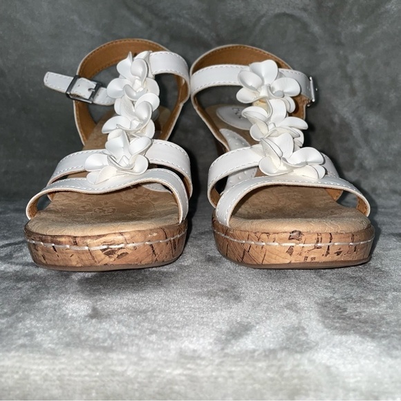 b.o.c Evita Strappy Wedge Sandal White with Buckle Closure Floral T-Strap Size 8 - Picture 4 of 12